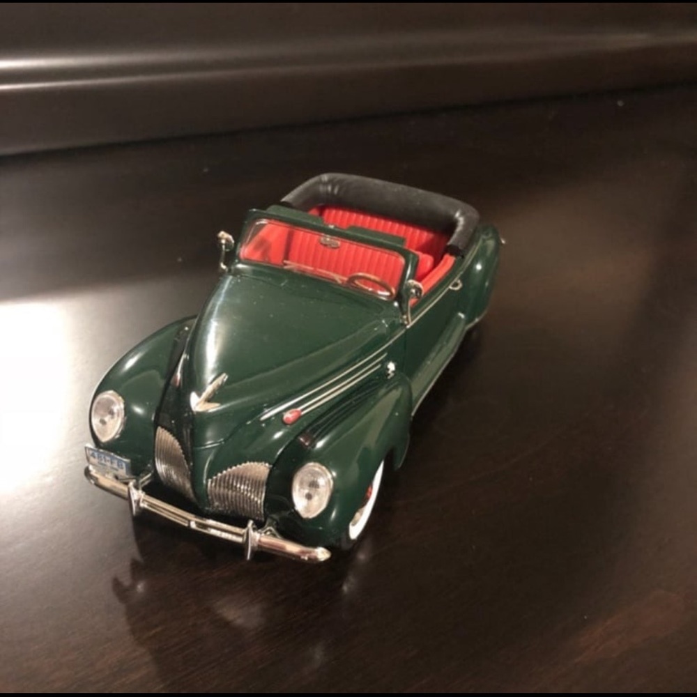 Vintage 1939 Lincoln Zephyr Convertible Diecast Car 1:32 Collectible - Picture 3 of 6